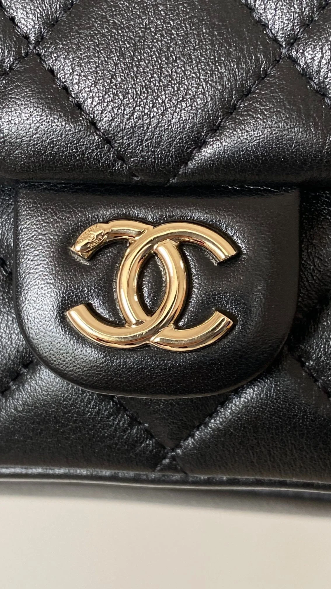 샤넬 원 포켓 듀마 백팩 미디움 카프스킨 블랙