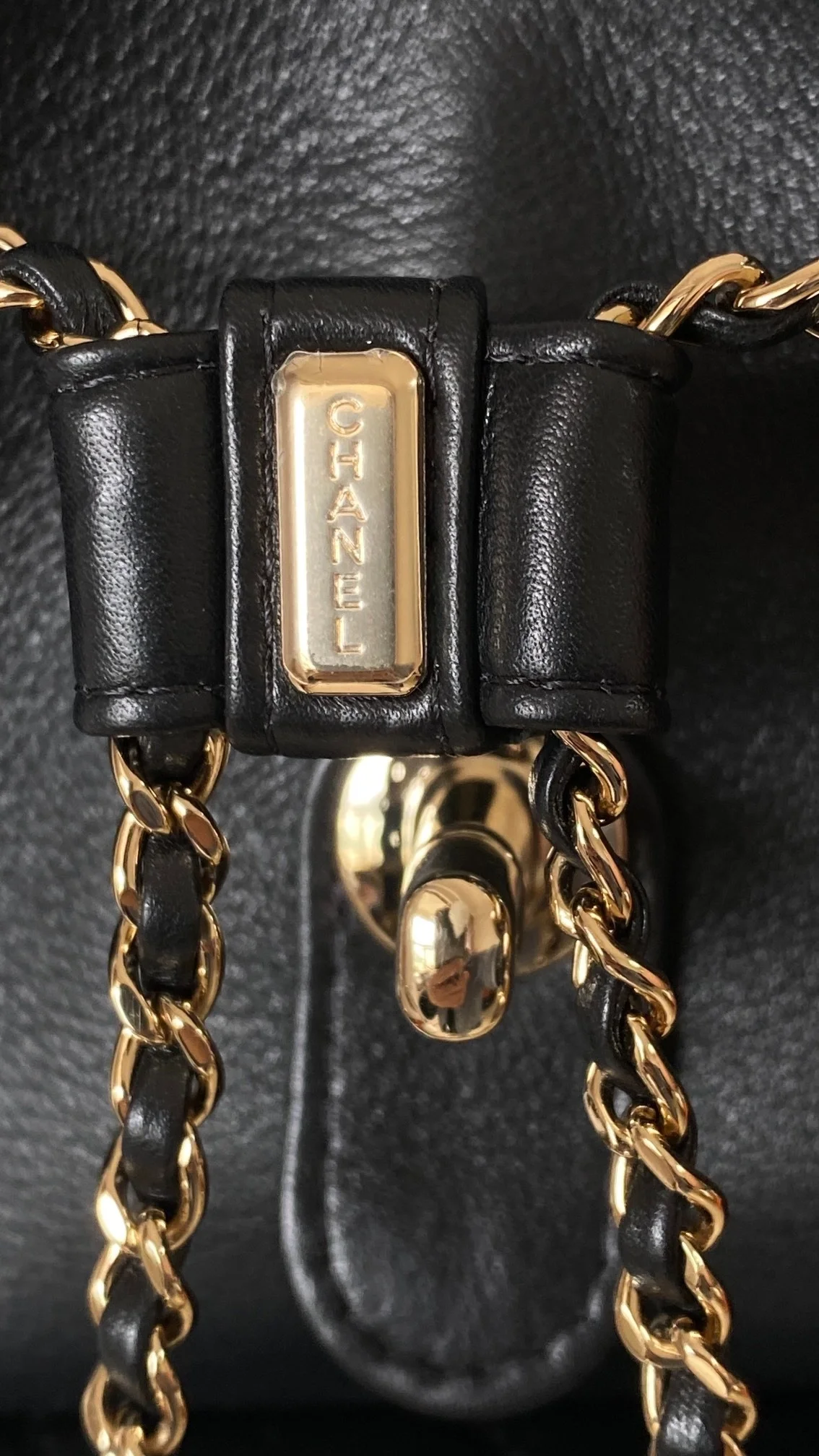 샤넬 원 포켓 듀마 백팩 미디움 카프스킨 블랙