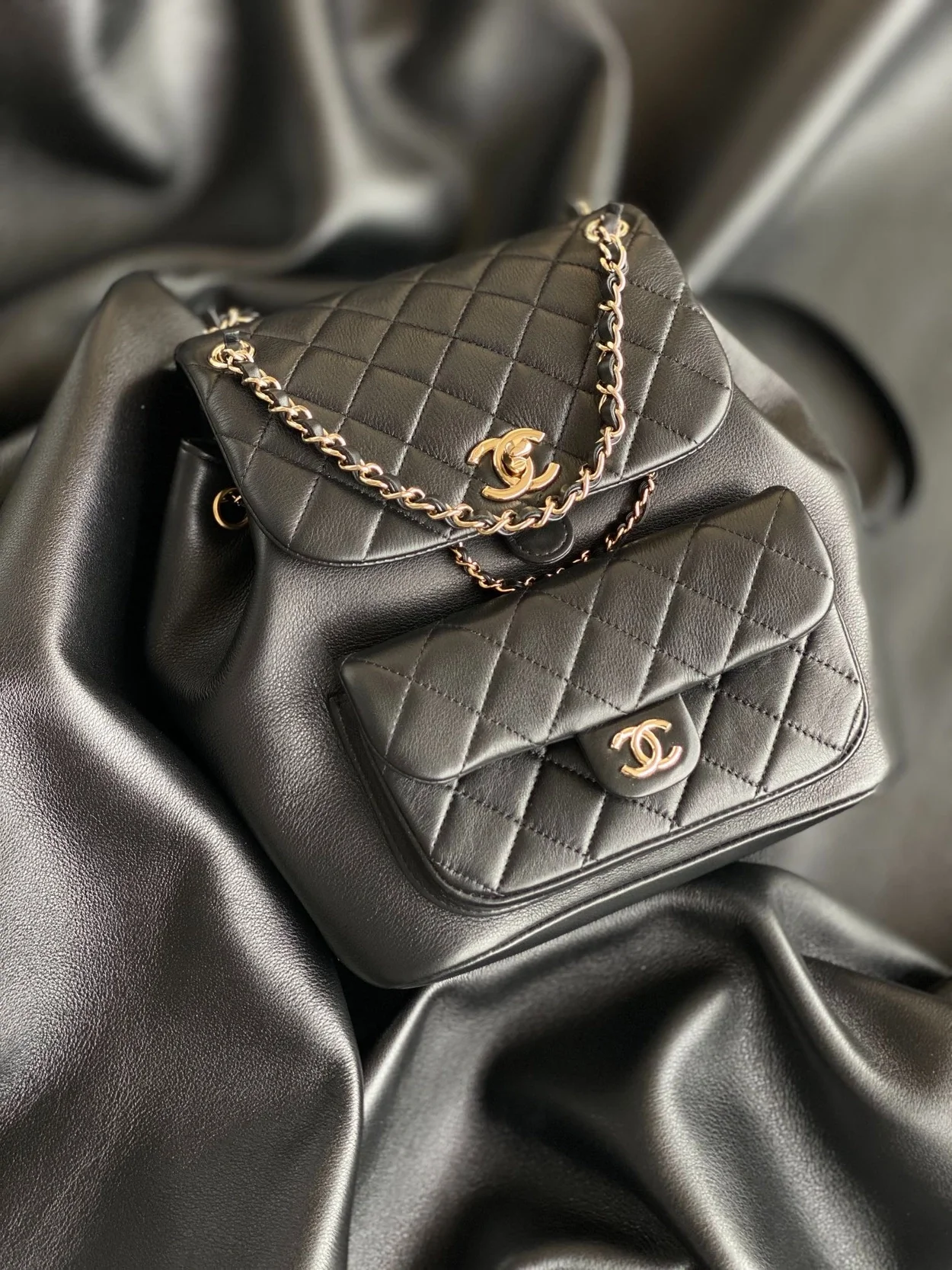 샤넬 원 포켓 듀마 백팩 미디움 카프스킨 블랙