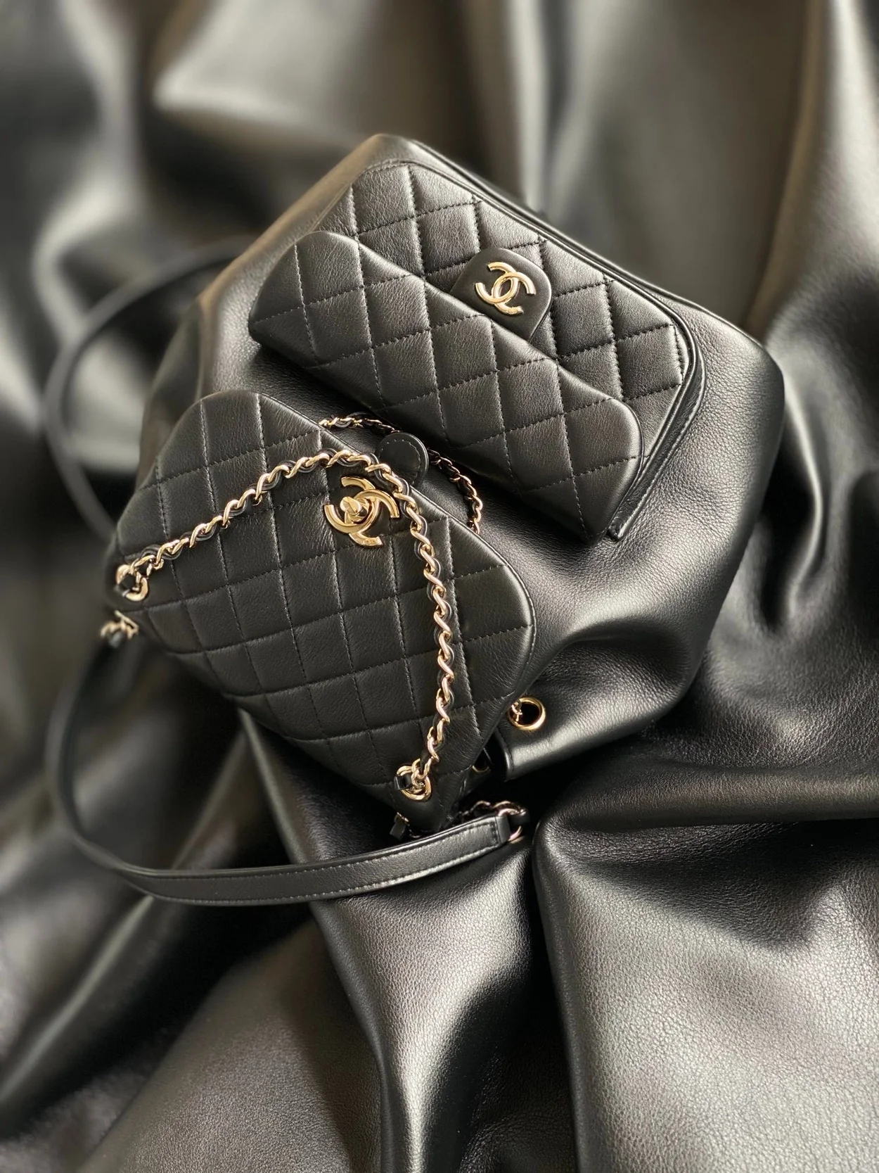 샤넬 원 포켓 듀마 백팩 미디움 카프스킨 블랙