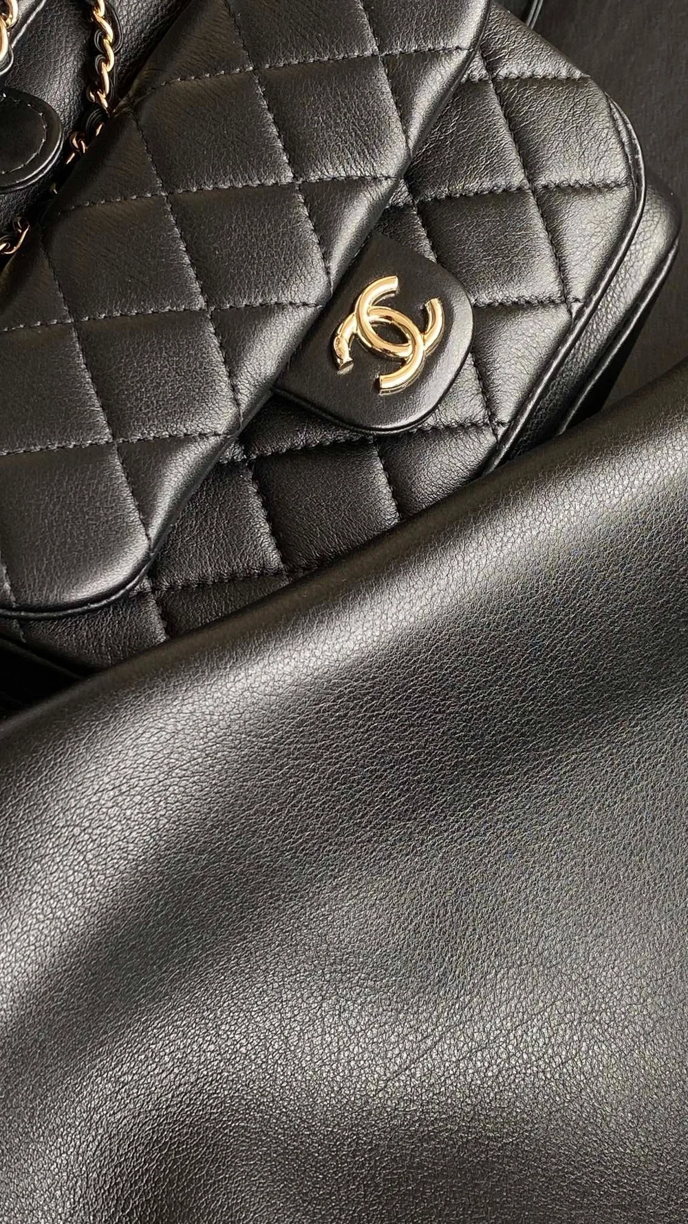 샤넬 원 포켓 듀마 백팩 미디움 카프스킨 블랙