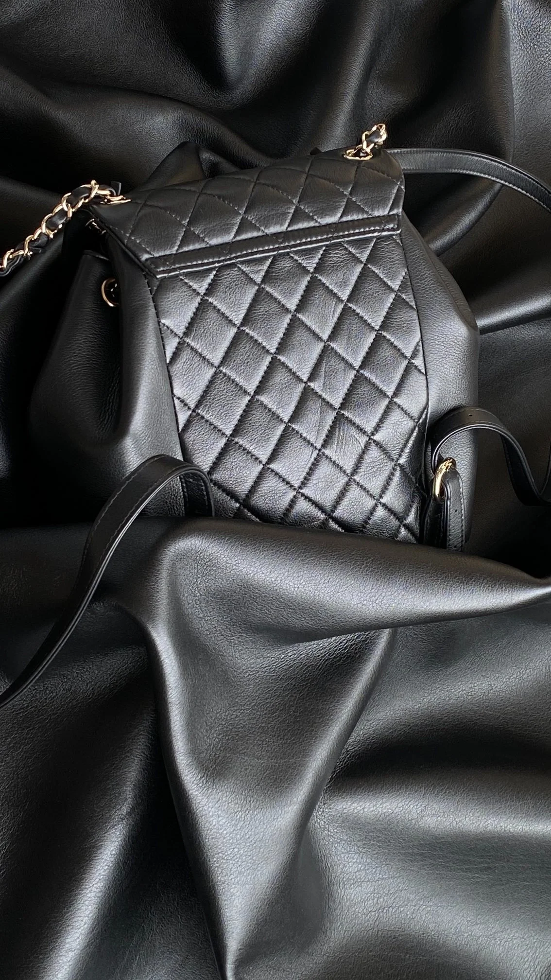 샤넬 원 포켓 듀마 백팩 미디움 카프스킨 블랙