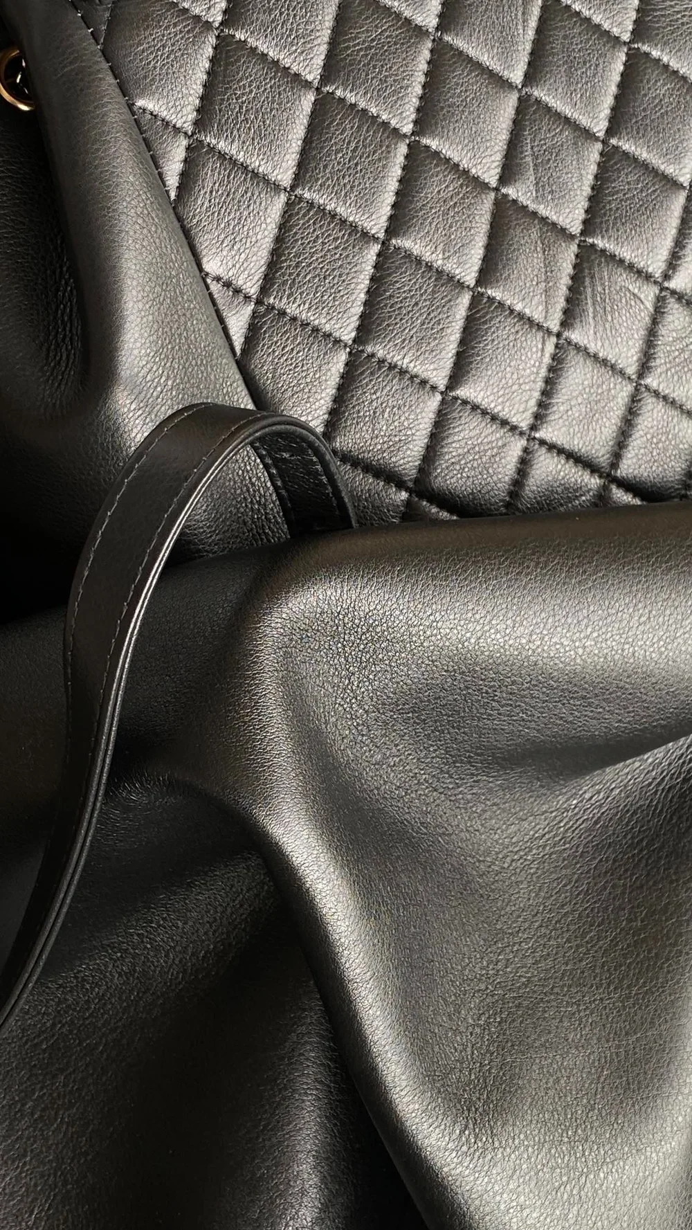 샤넬 원 포켓 듀마 백팩 미디움 카프스킨 블랙