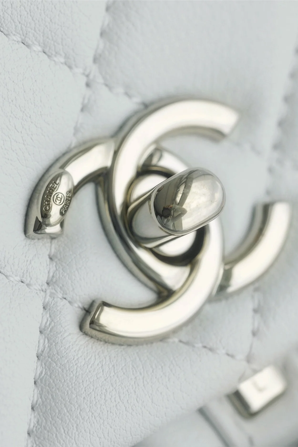 샤넬 원 포켓 듀마 백팩 스몰 카프스킨 화이트