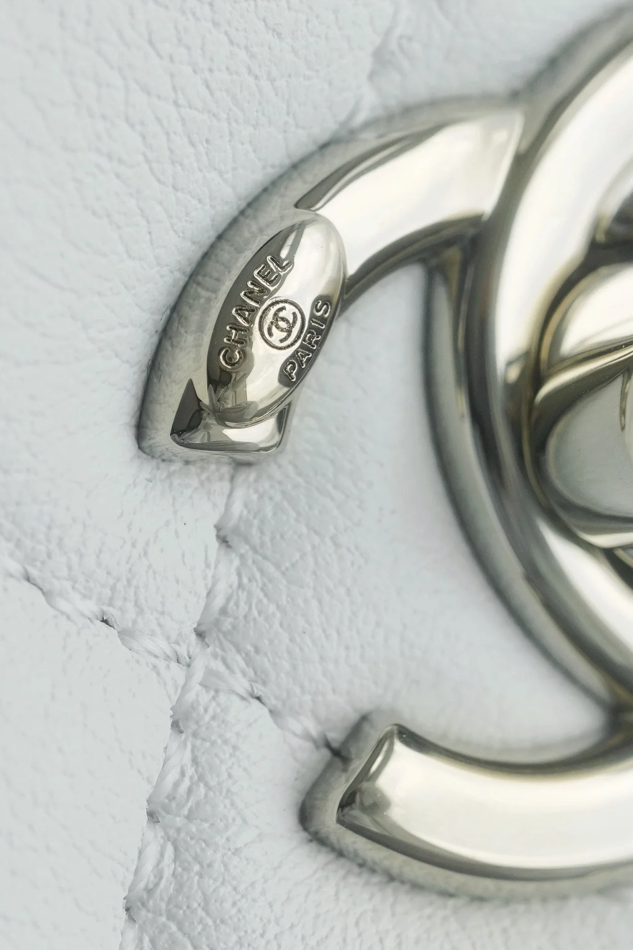 샤넬 원 포켓 듀마 백팩 스몰 카프스킨 화이트