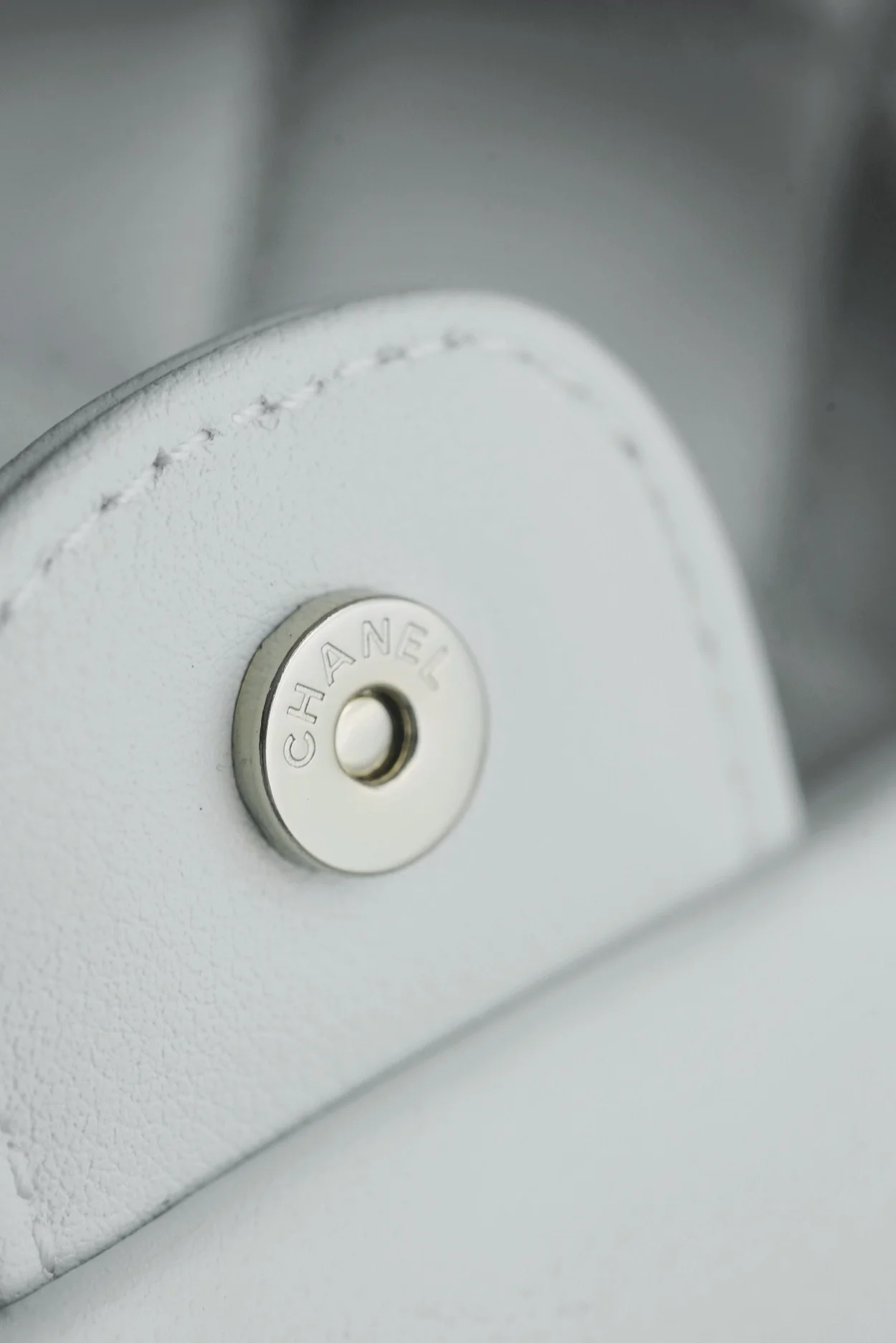 샤넬 원 포켓 듀마 백팩 스몰 카프스킨 화이트