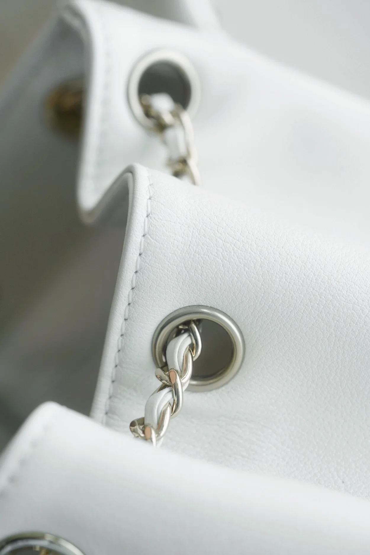 샤넬 원 포켓 듀마 백팩 스몰 카프스킨 화이트