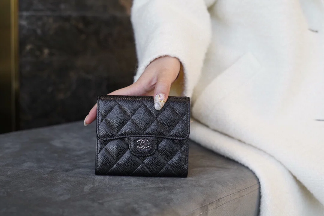 샤넬 클래식 스몰 플랩 지갑 실버