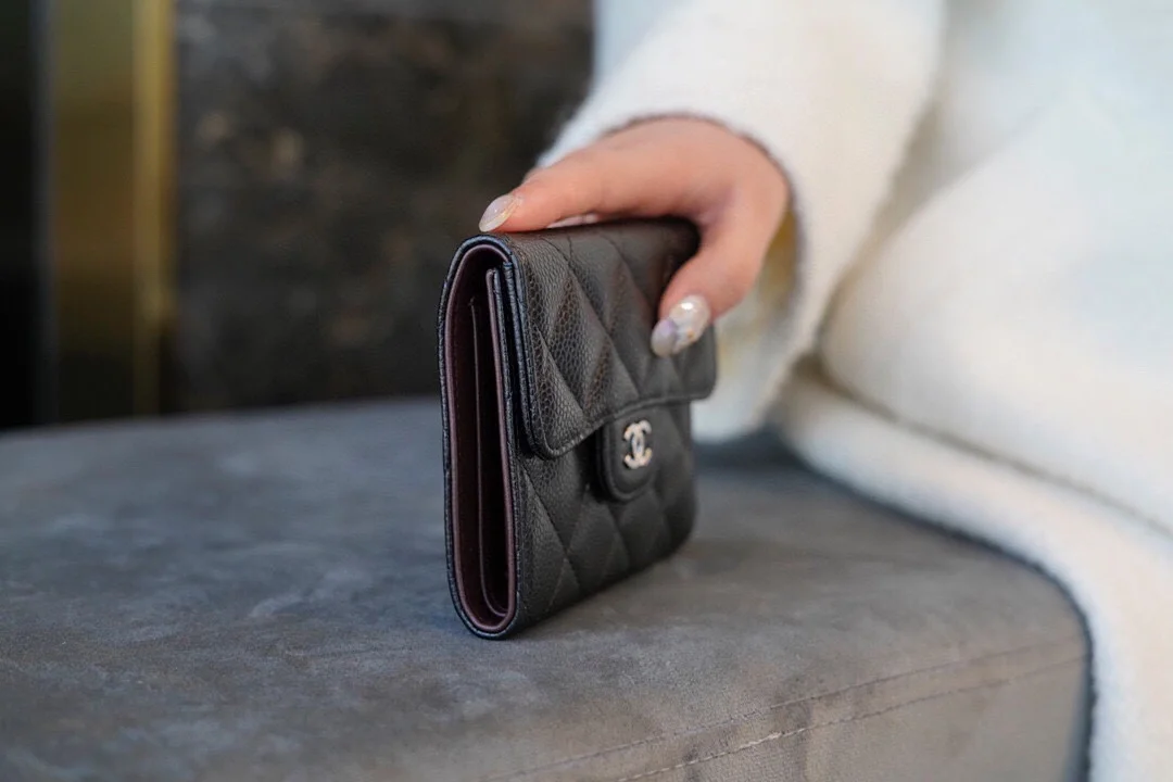 샤넬 클래식 스몰 플랩 지갑 실버