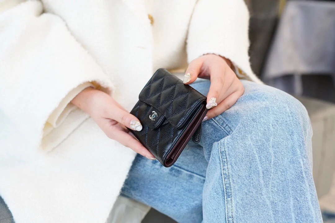 샤넬 클래식 스몰 플랩 지갑 실버