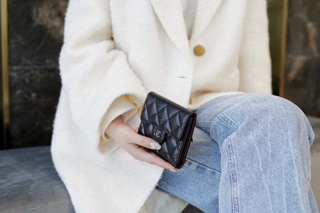 샤넬 클래식 스몰 플랩 지갑 실버