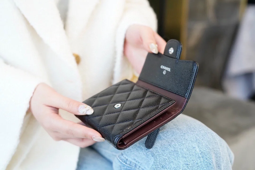 샤넬 클래식 스몰 플랩 지갑 실버