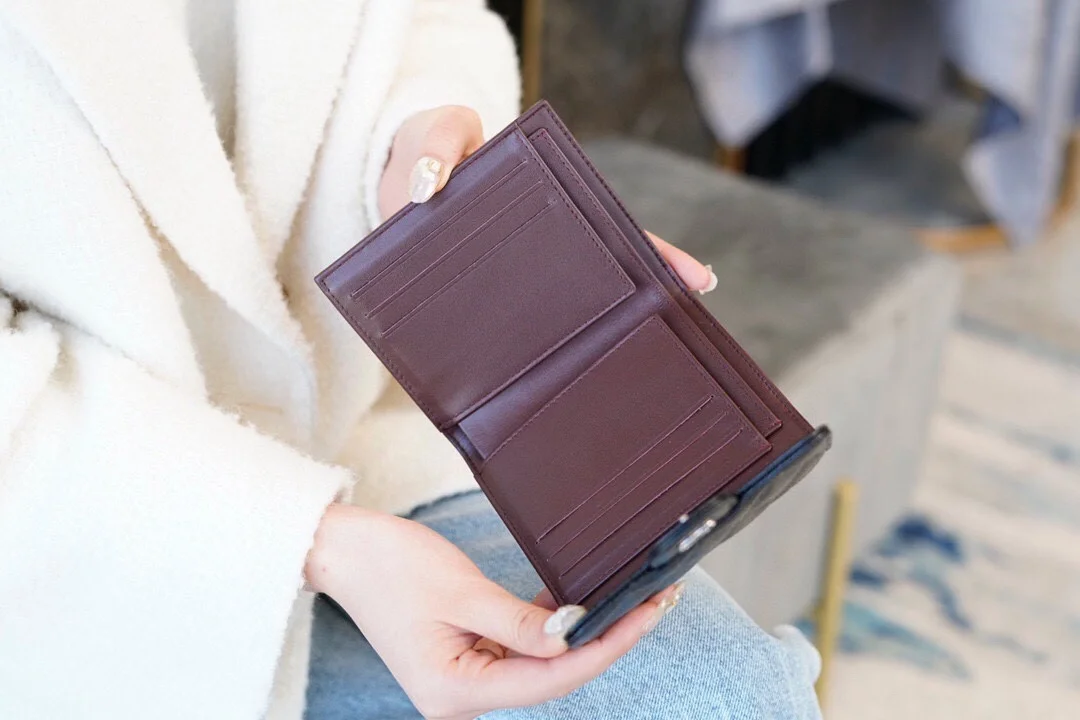 샤넬 클래식 스몰 플랩 지갑 실버