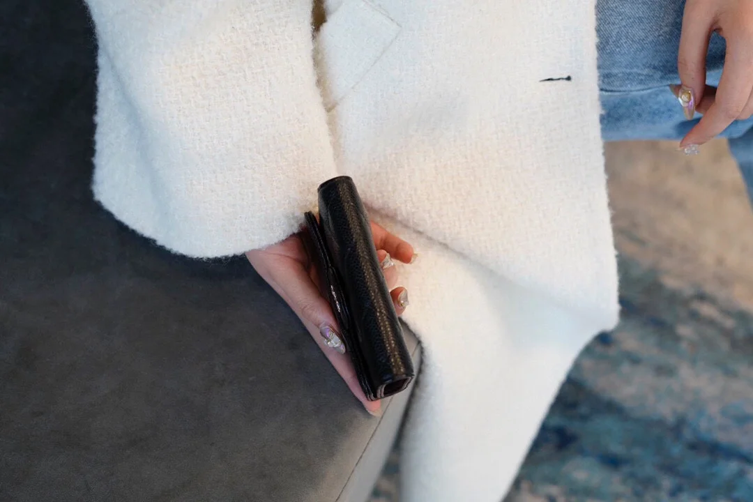 샤넬 클래식 스몰 플랩 지갑 실버