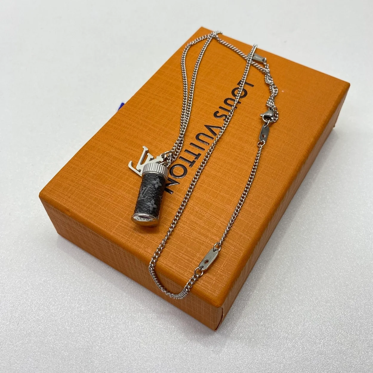 루이비통 참스 모노그램 이클립스 팬던트