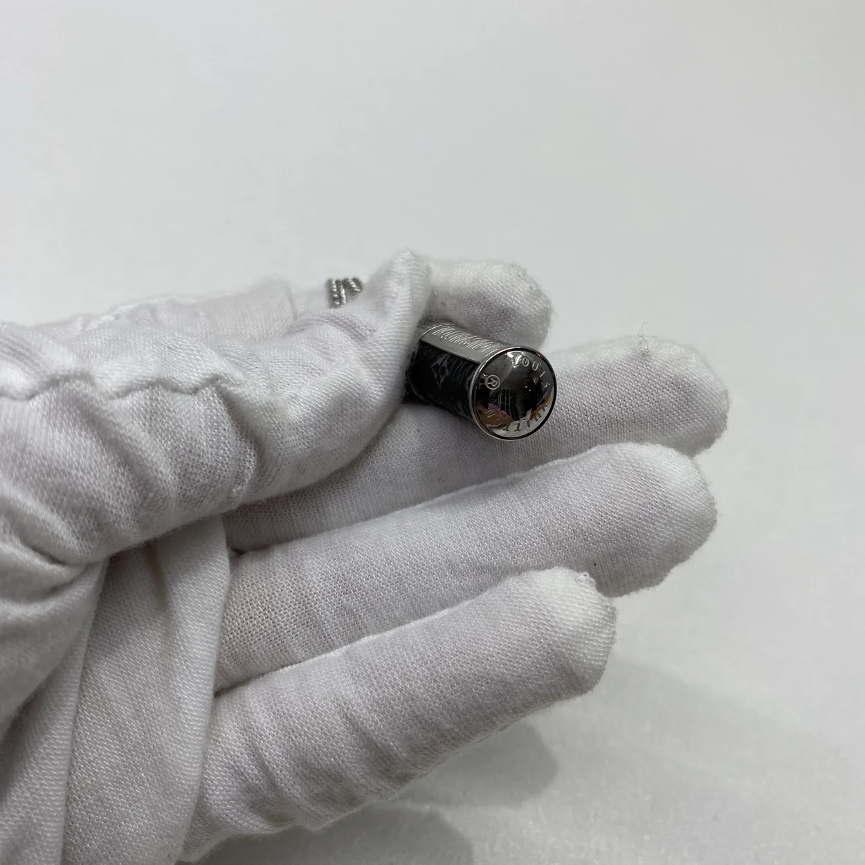 루이비통 참스 모노그램 이클립스 팬던트