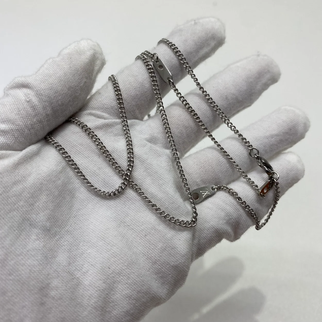 루이비통 참스 모노그램 이클립스 팬던트