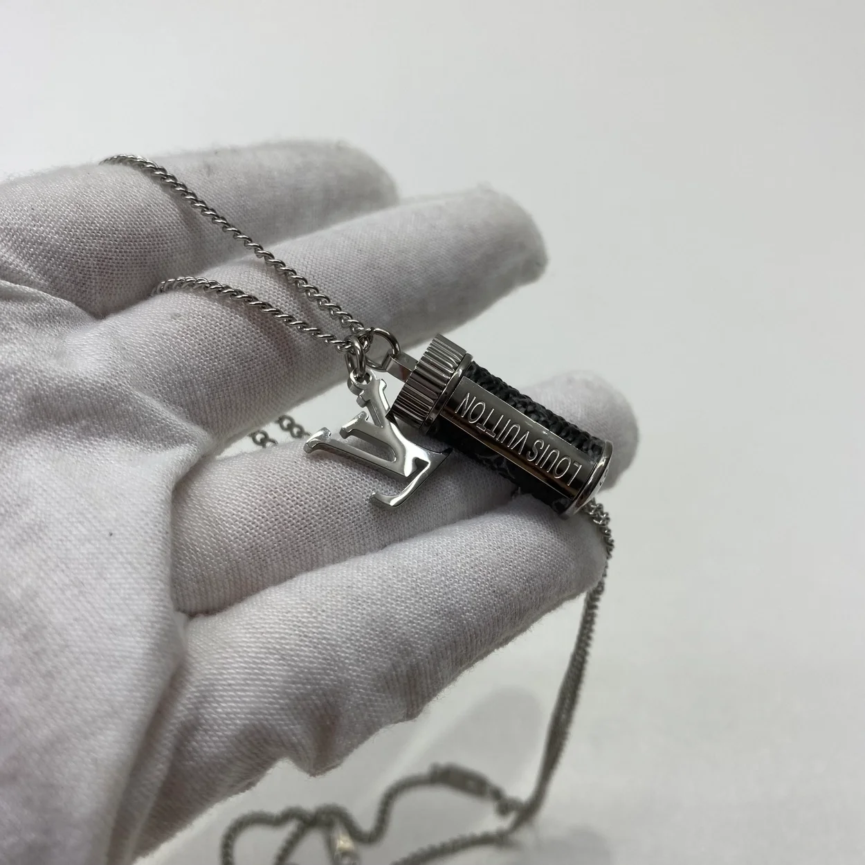 루이비통 참스 모노그램 이클립스 팬던트