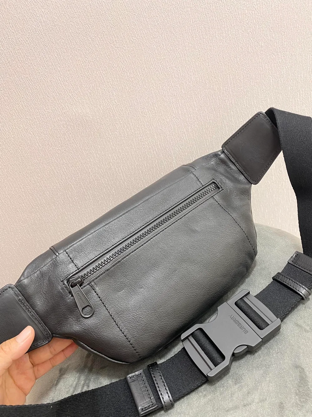 버버리 소니 엠보스드 로고 벨트백