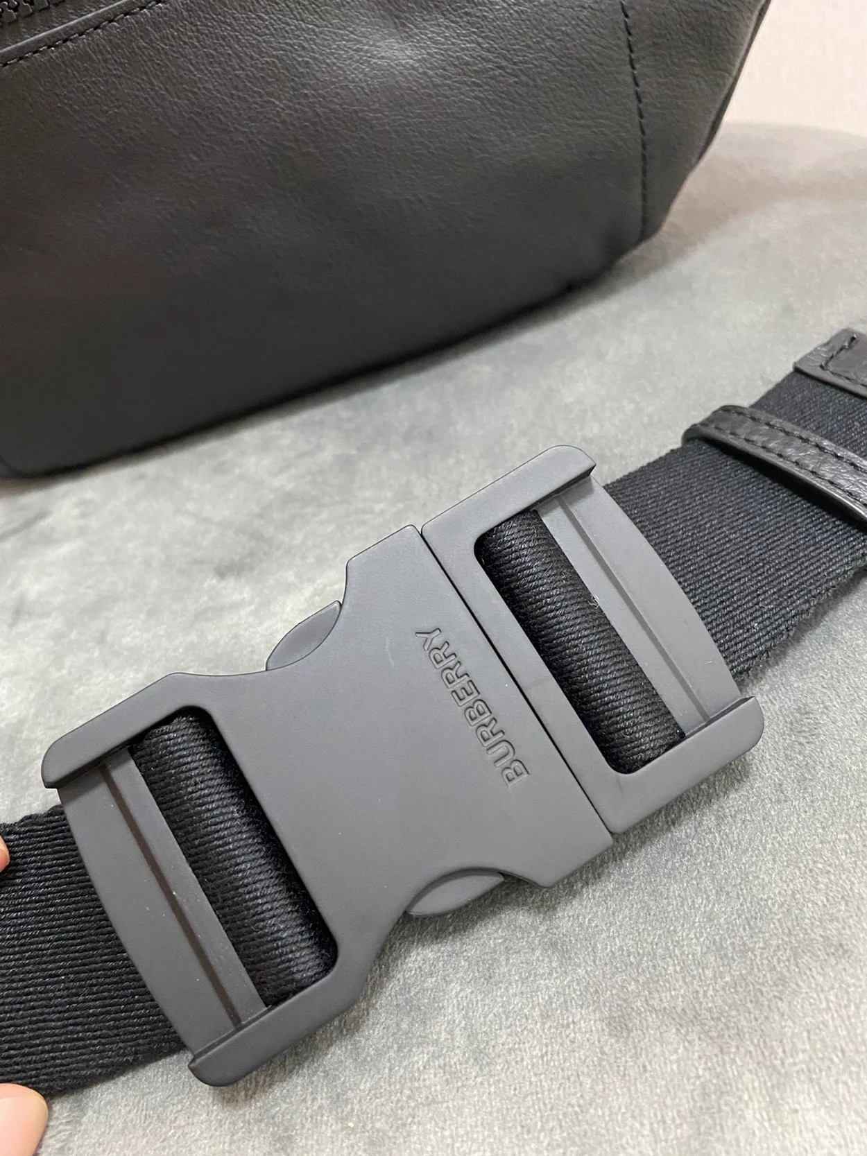 버버리 소니 엠보스드 로고 벨트백