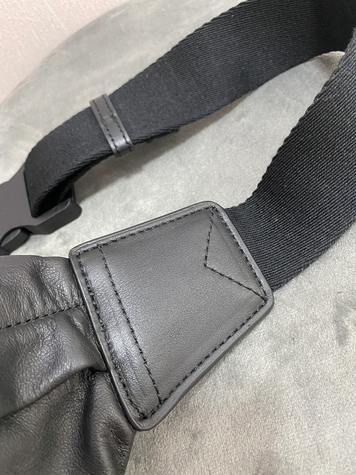 버버리 소니 엠보스드 로고 벨트백