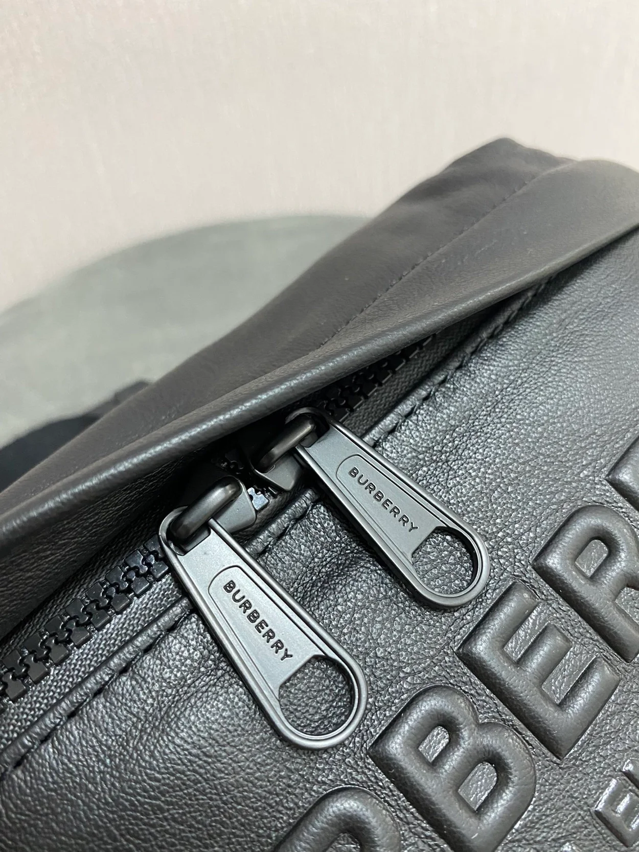 버버리 소니 엠보스드 로고 벨트백