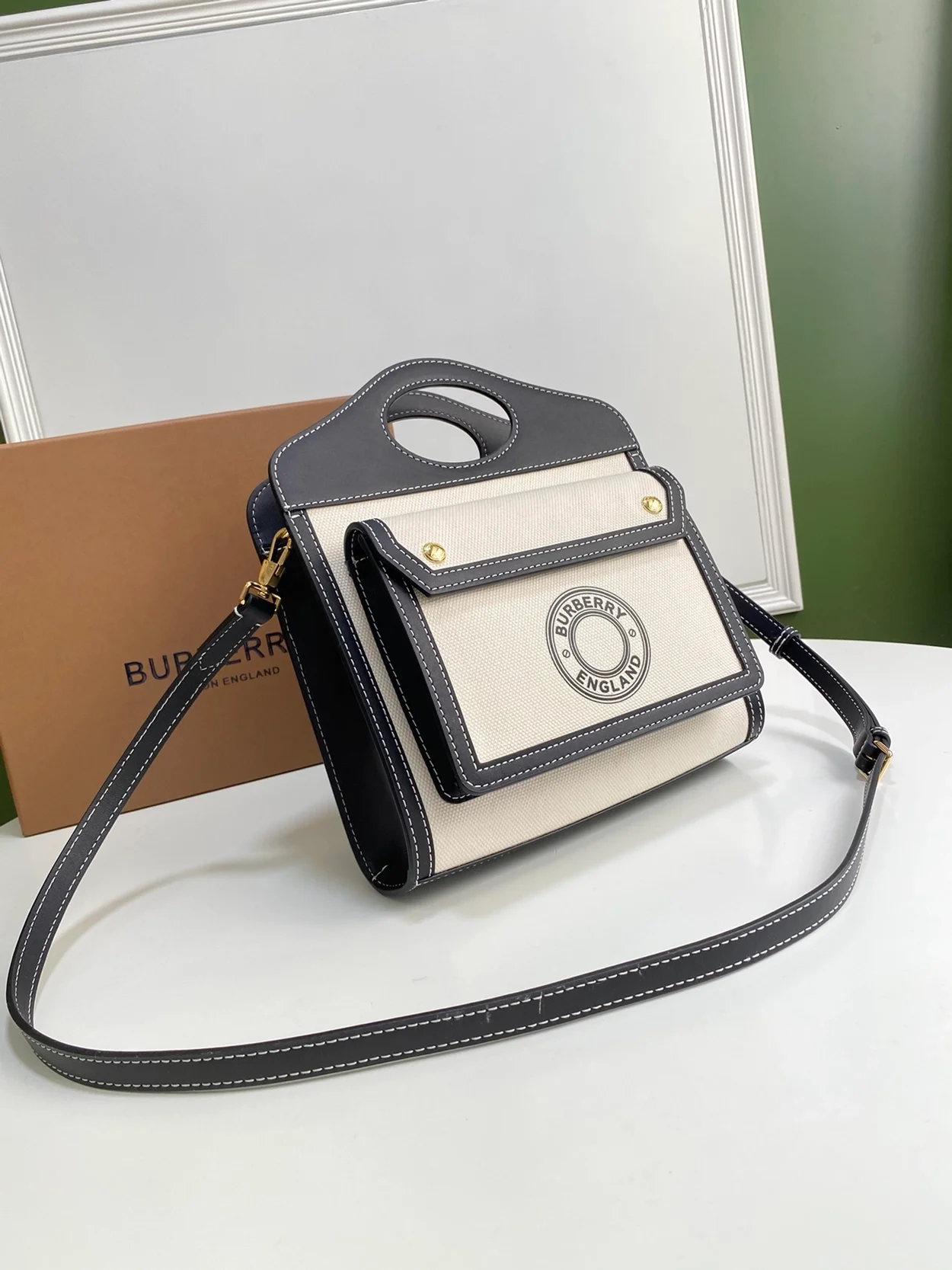 버버리 미니 로고 그래픽 캔버스 포켓백