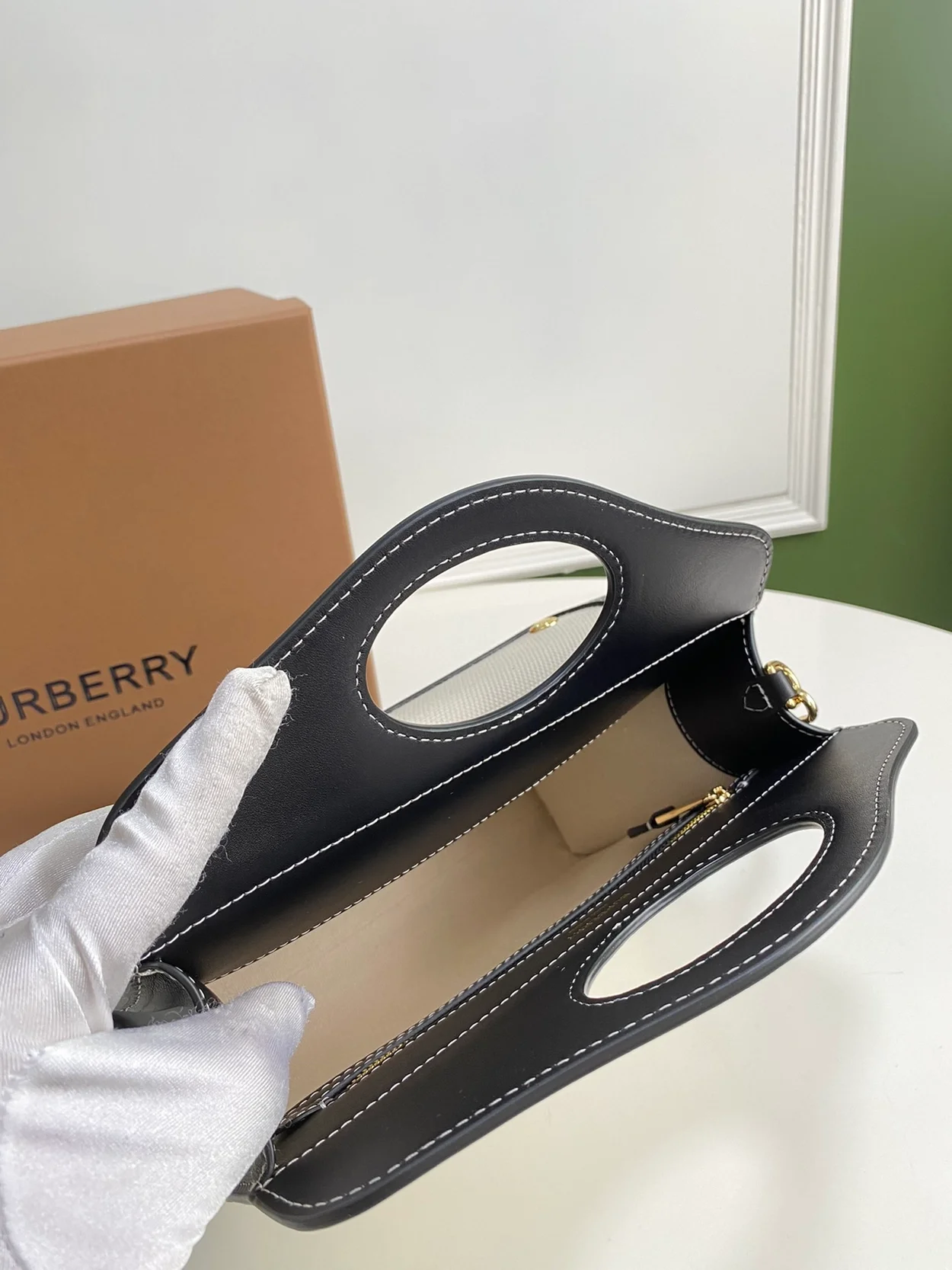 버버리 미니 로고 그래픽 캔버스 포켓백