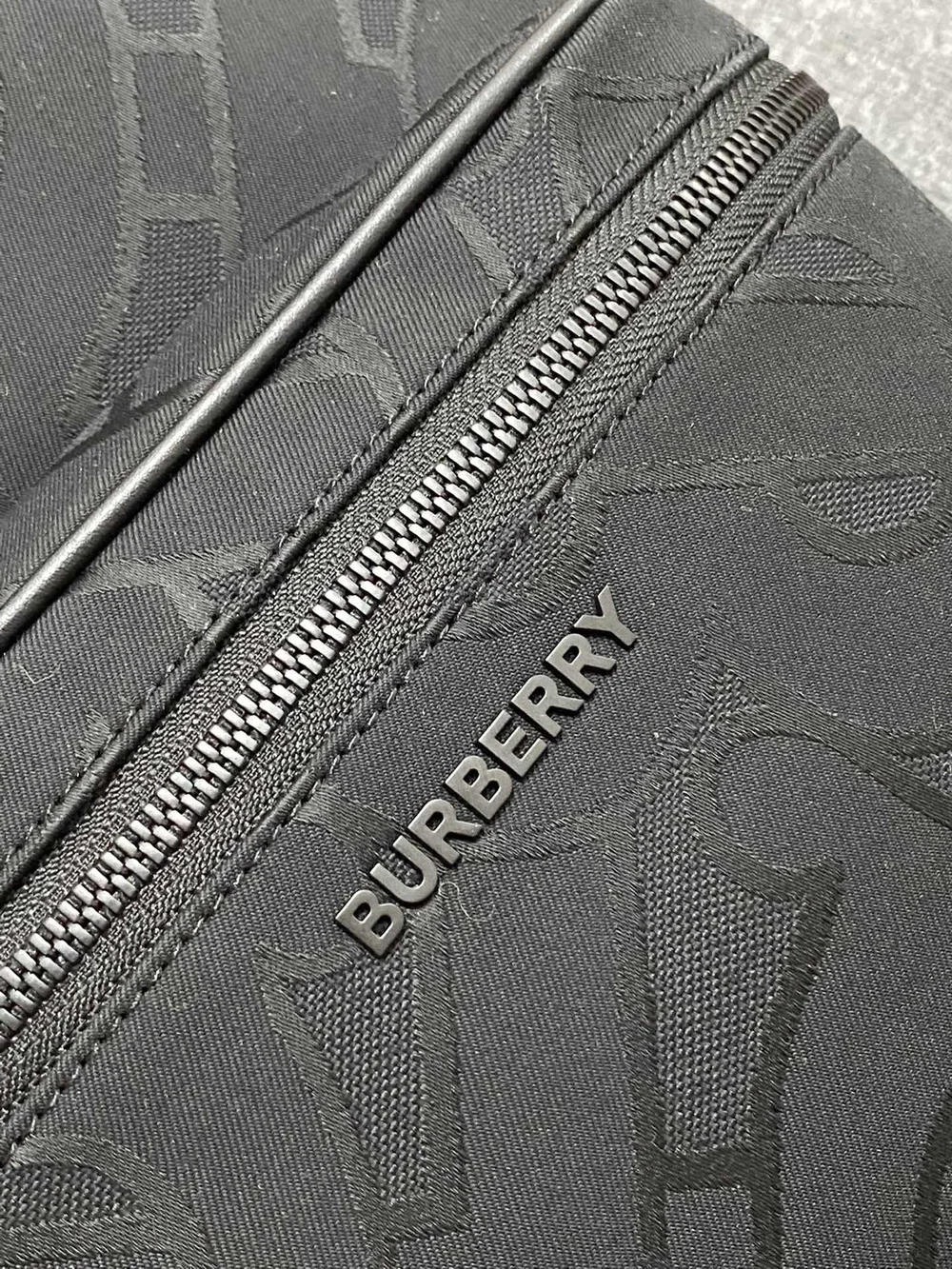 버버리 모노그램 자카드 백팩 블랙