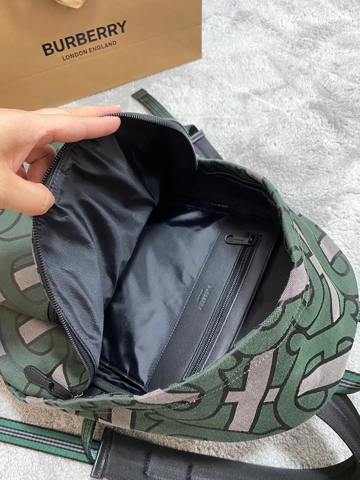 버버리 모노그램 리사이클 백팩