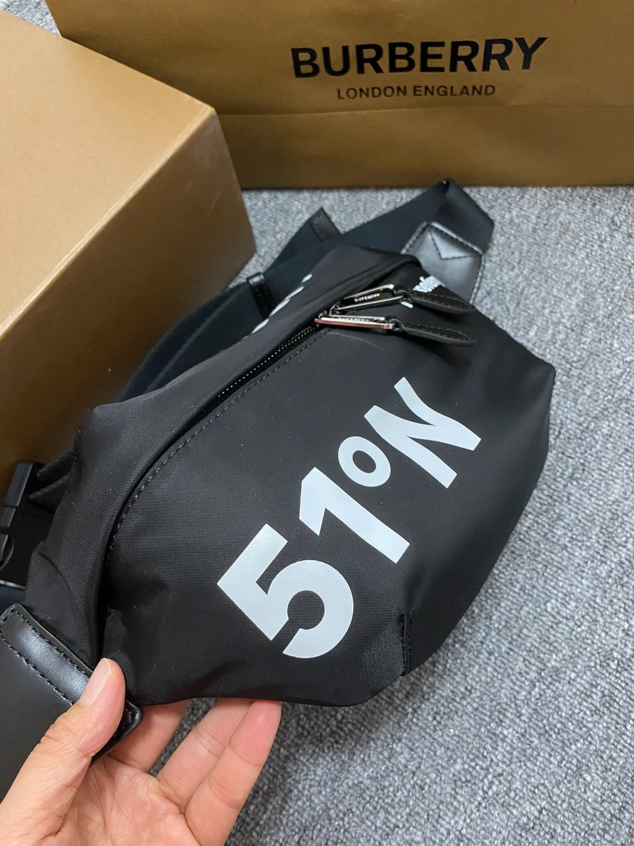 버버리 블랙 코디네이트 벨트백