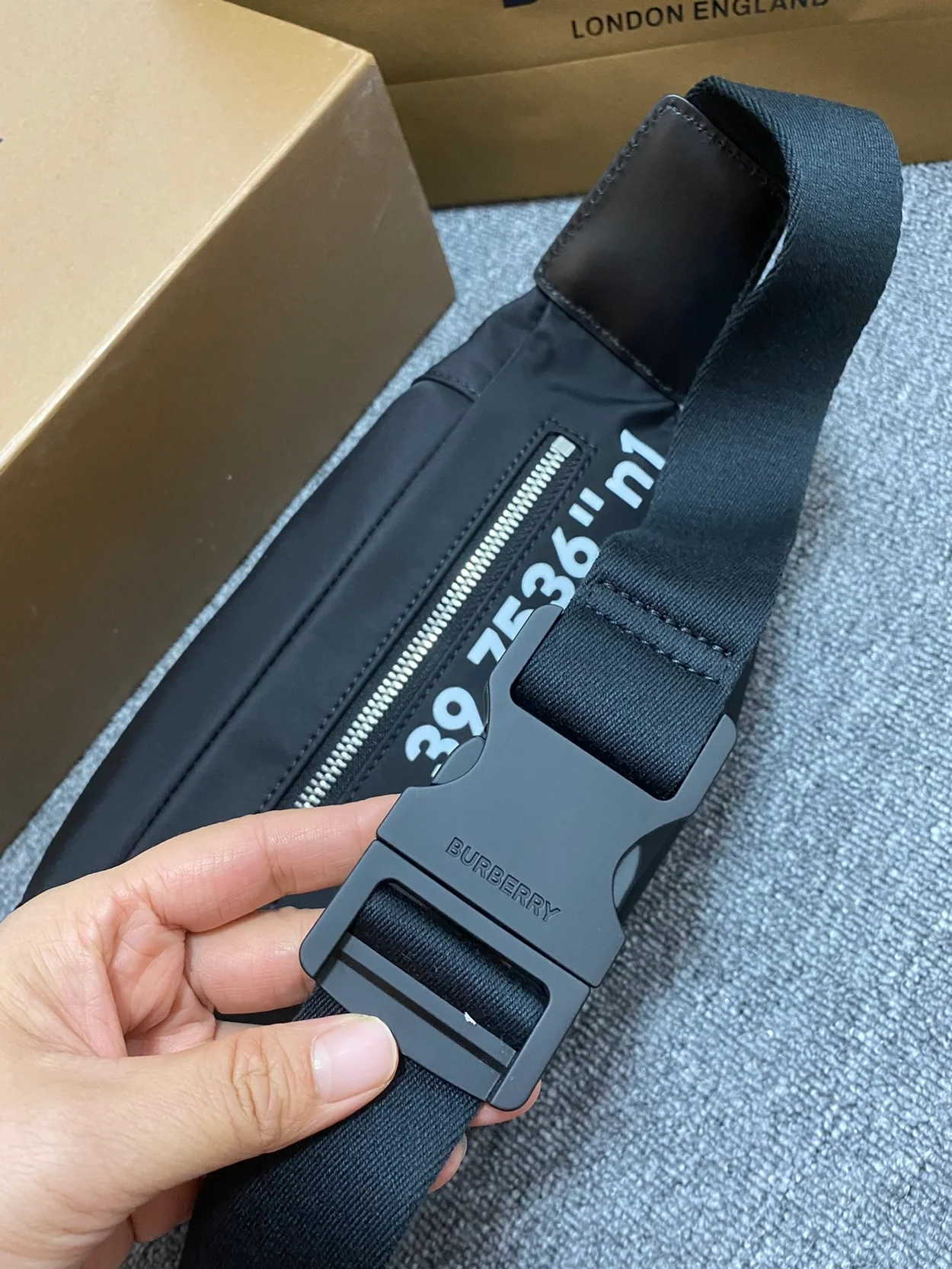 버버리 블랙 코디네이트 벨트백