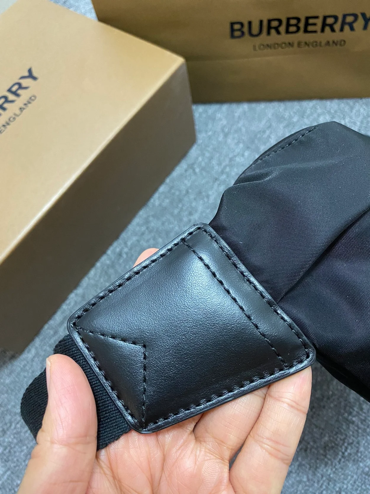 버버리 블랙 코디네이트 벨트백