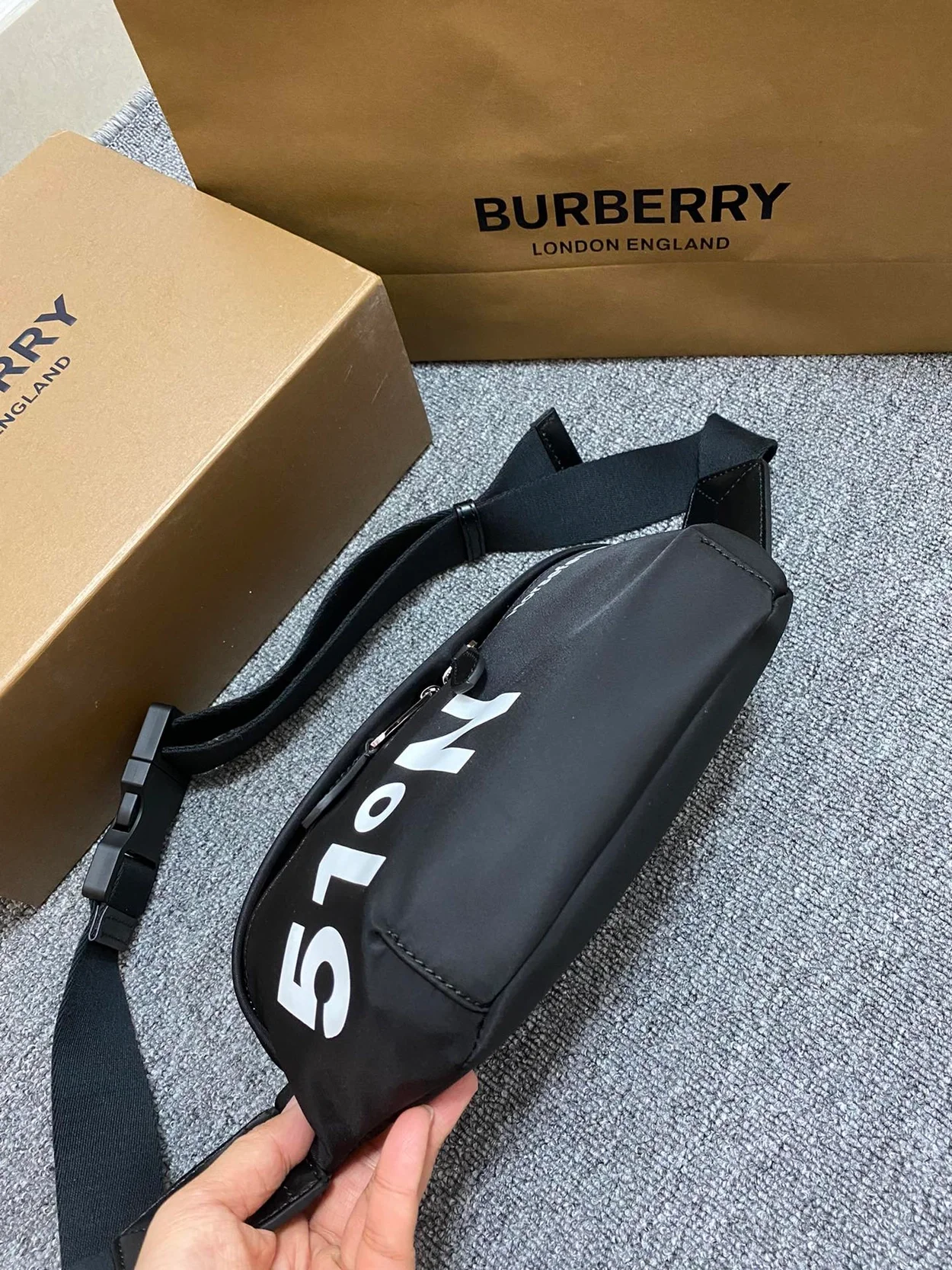버버리 블랙 코디네이트 벨트백