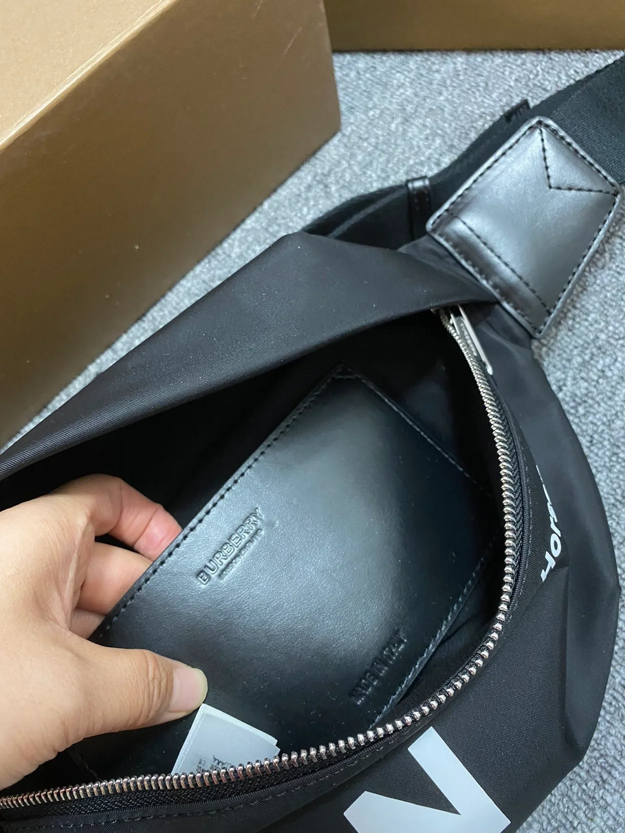 버버리 블랙 코디네이트 벨트백