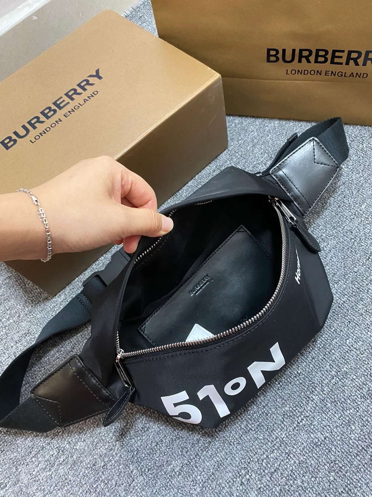 버버리 블랙 코디네이트 벨트백