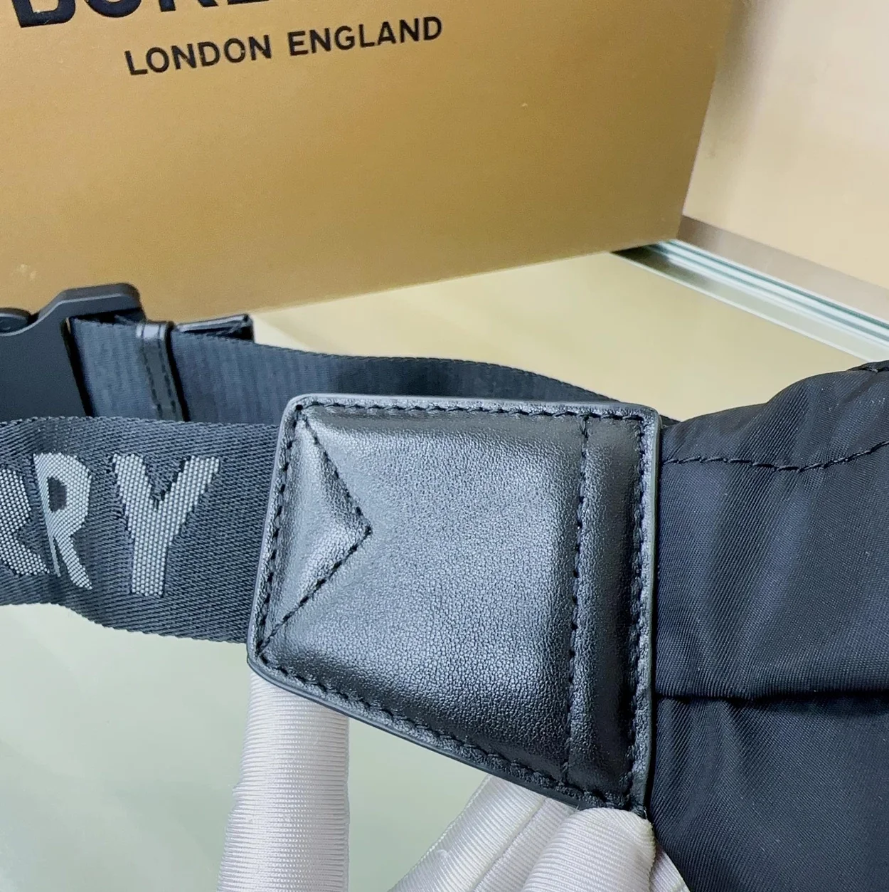 버버리 로고 프린트 나일론 소니백