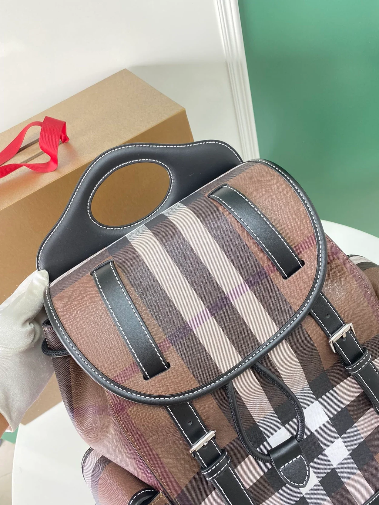 버버리 체크 프린트 더블 버클 백팩
