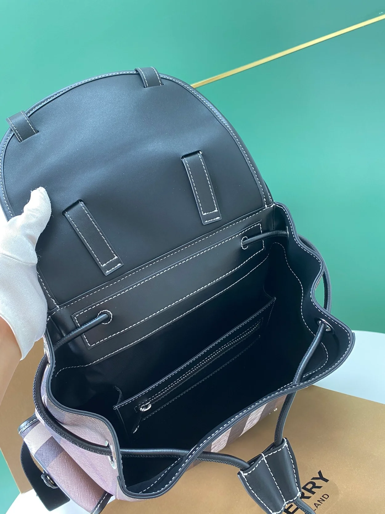 버버리 체크 프린트 더블 버클 백팩