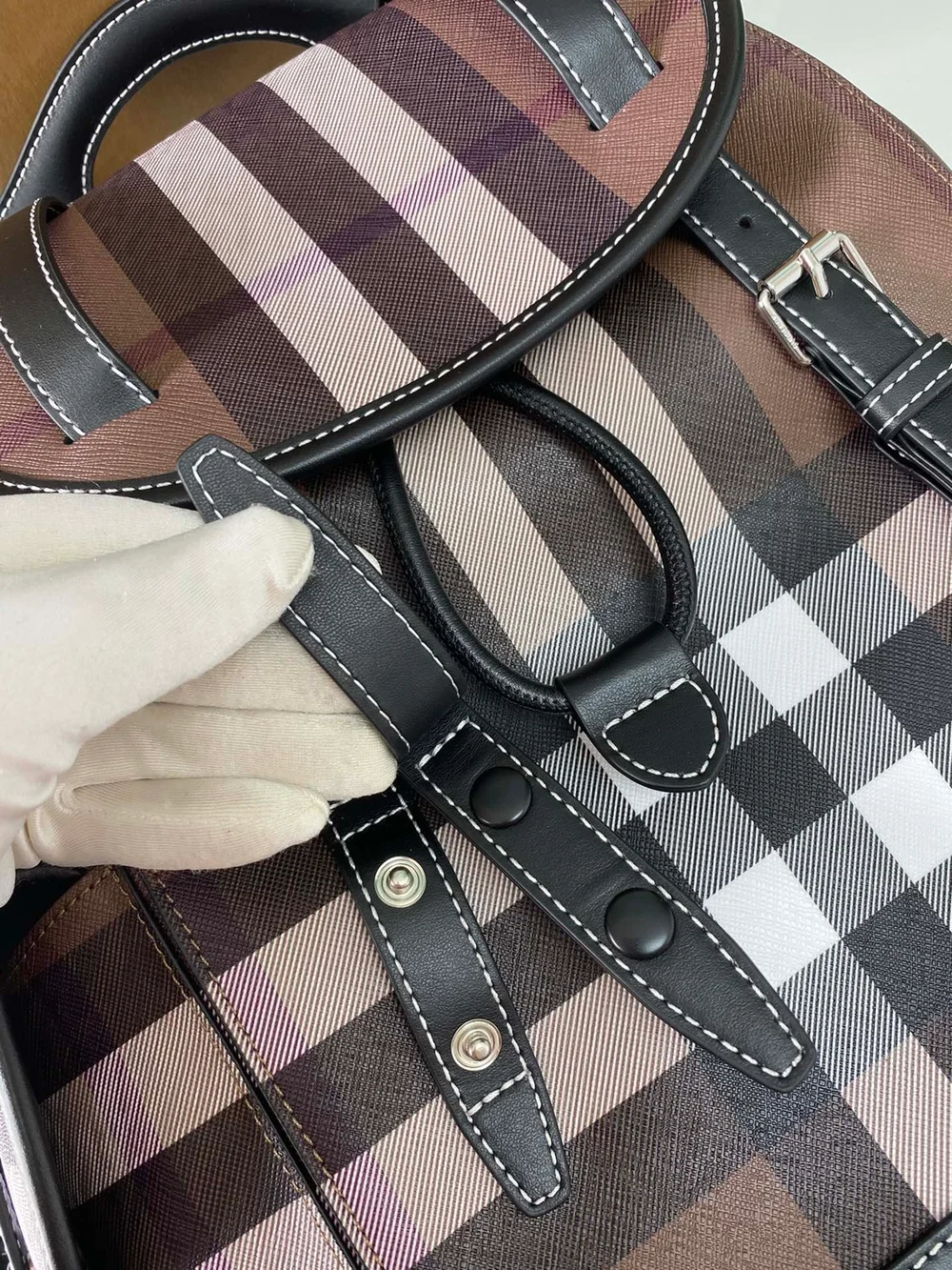 버버리 체크 프린트 더블 버클 백팩