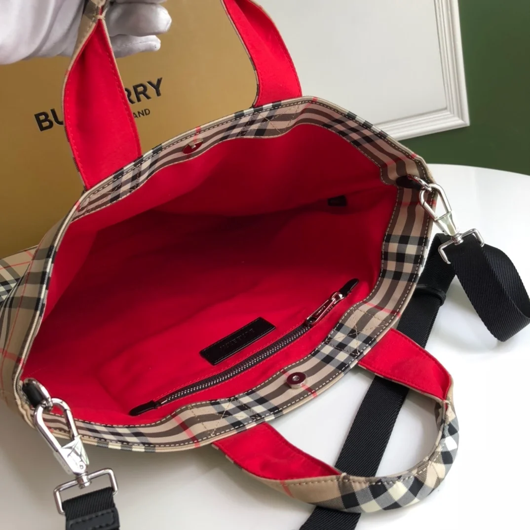 버버리 베이지 로고 아플리케 토트백