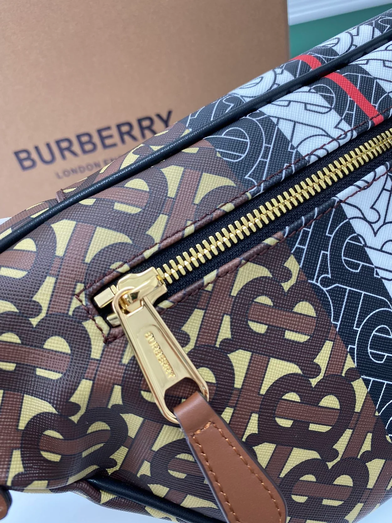 버버리 모노그램 스트라이프 벨트백