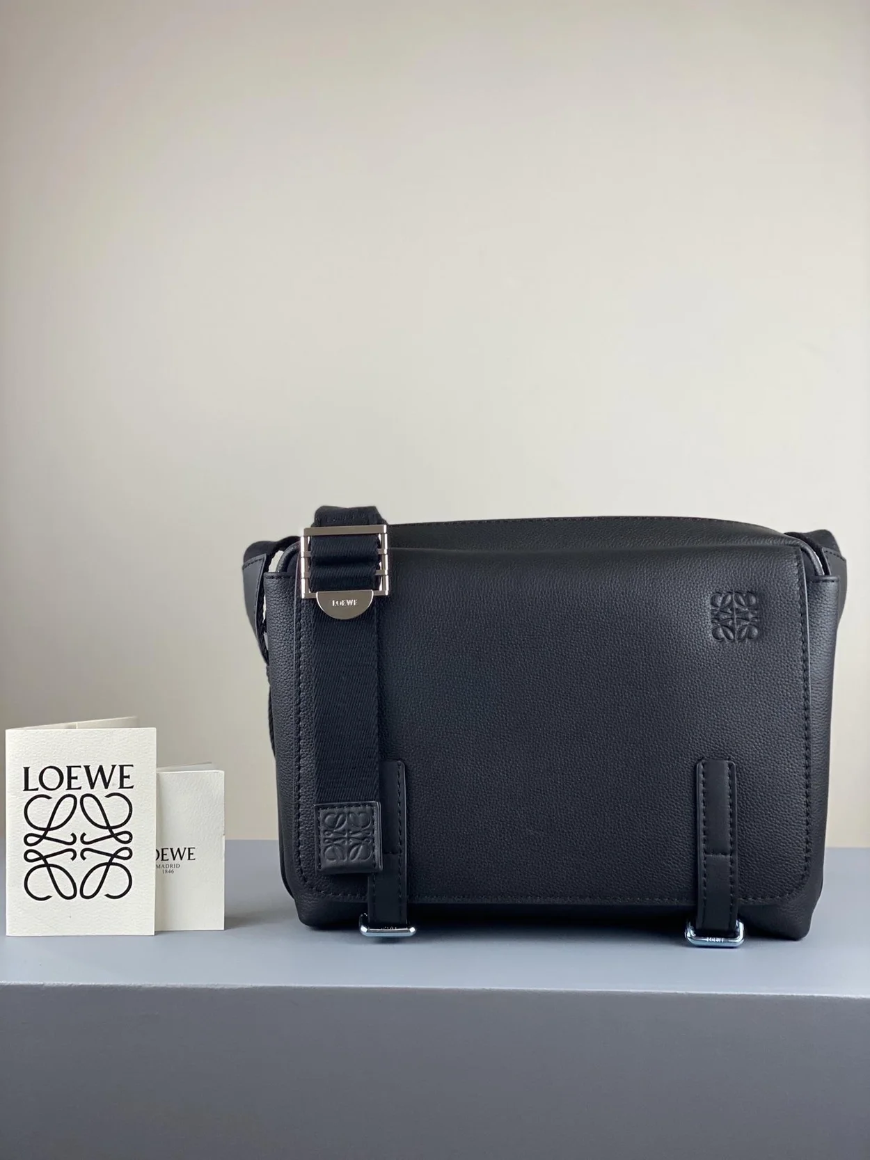 로에베 소프트 S 밀리터리 메신저 백 블랙