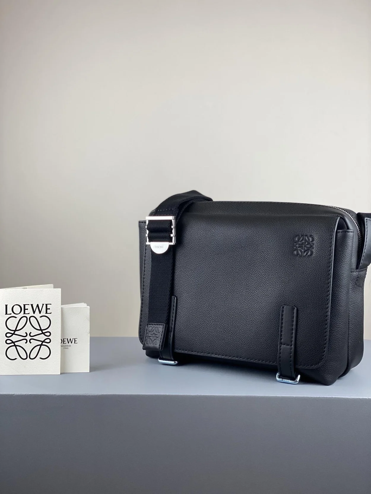 로에베 소프트 S 밀리터리 메신저 백 블랙