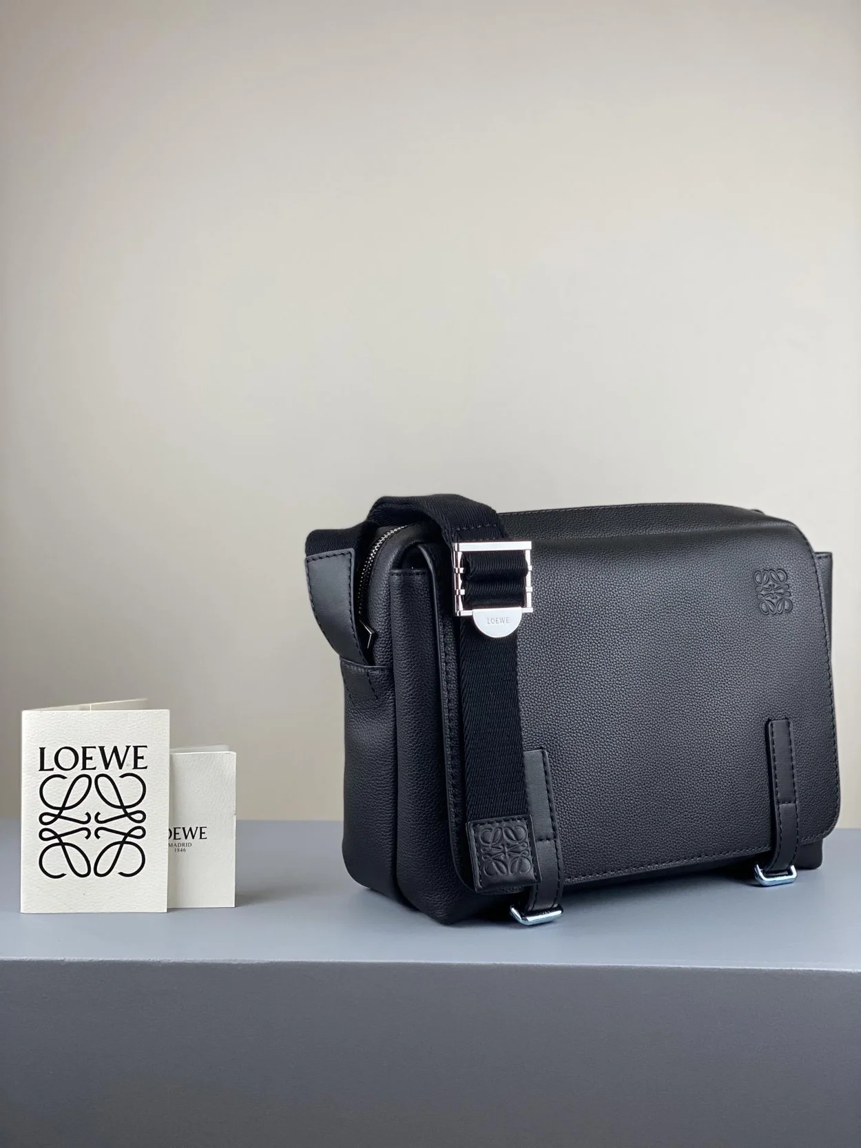 로에베 소프트 S 밀리터리 메신저 백 블랙