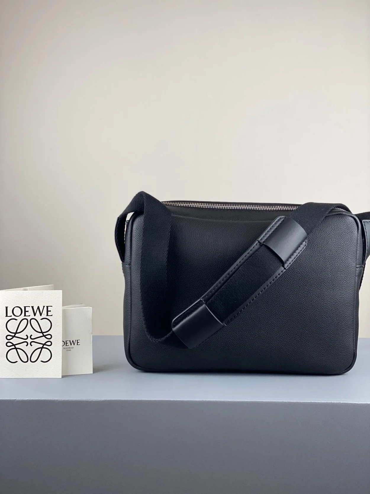 로에베 소프트 S 밀리터리 메신저 백 블랙