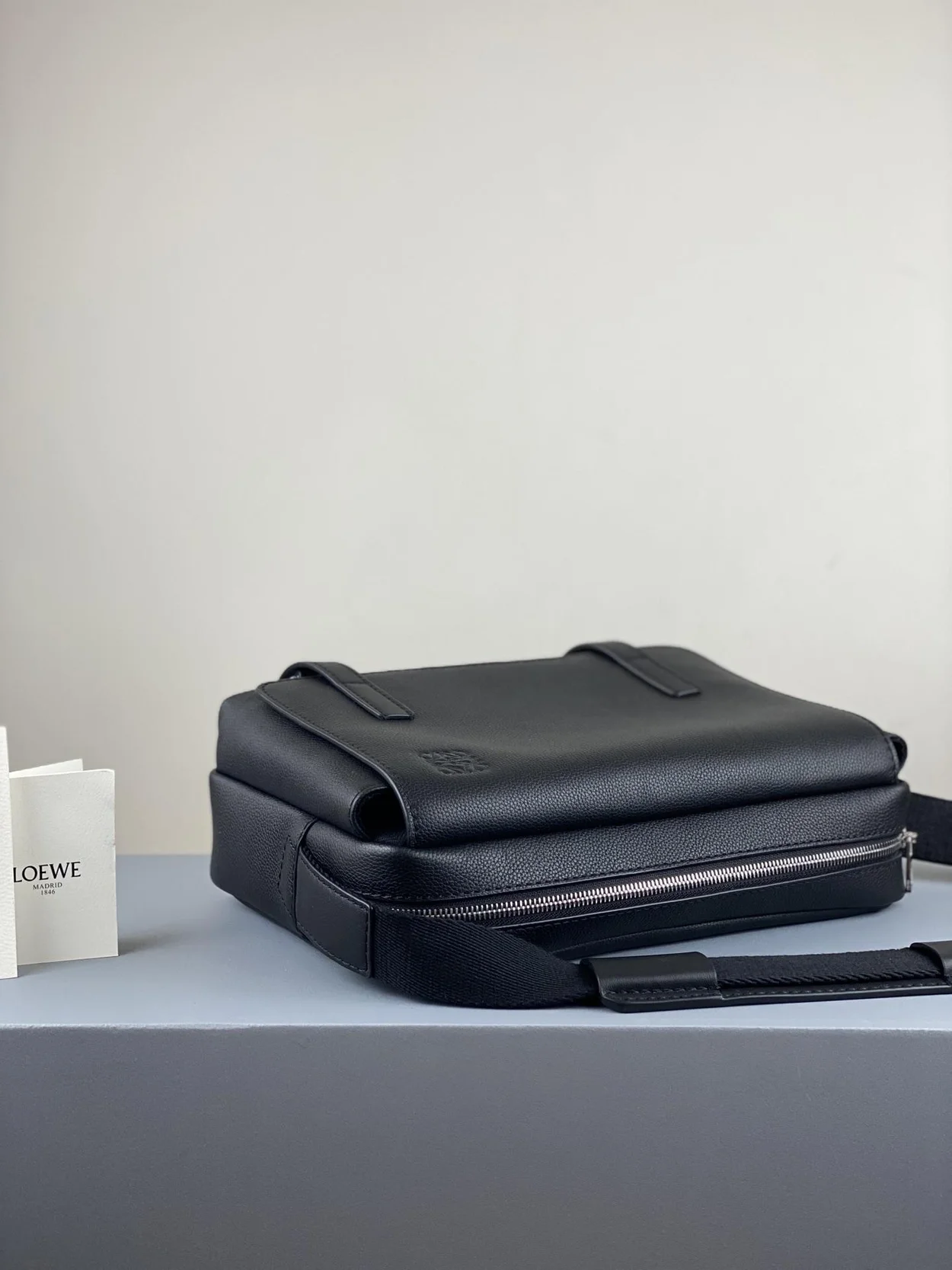 로에베 소프트 S 밀리터리 메신저 백 블랙