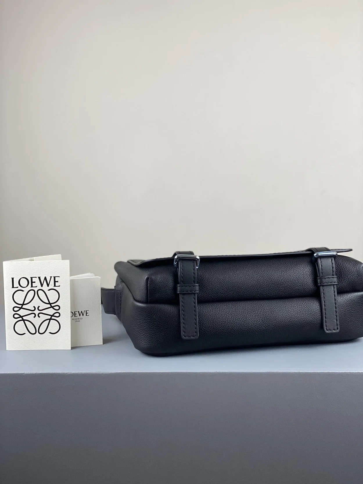 로에베 소프트 S 밀리터리 메신저 백 블랙