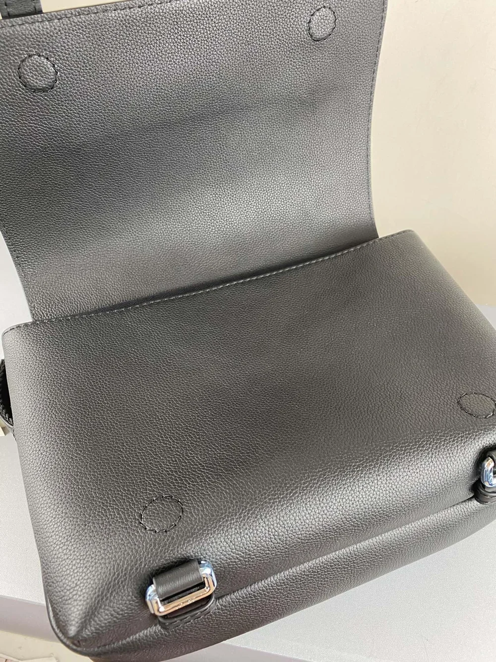 로에베 소프트 S 밀리터리 메신저 백 블랙