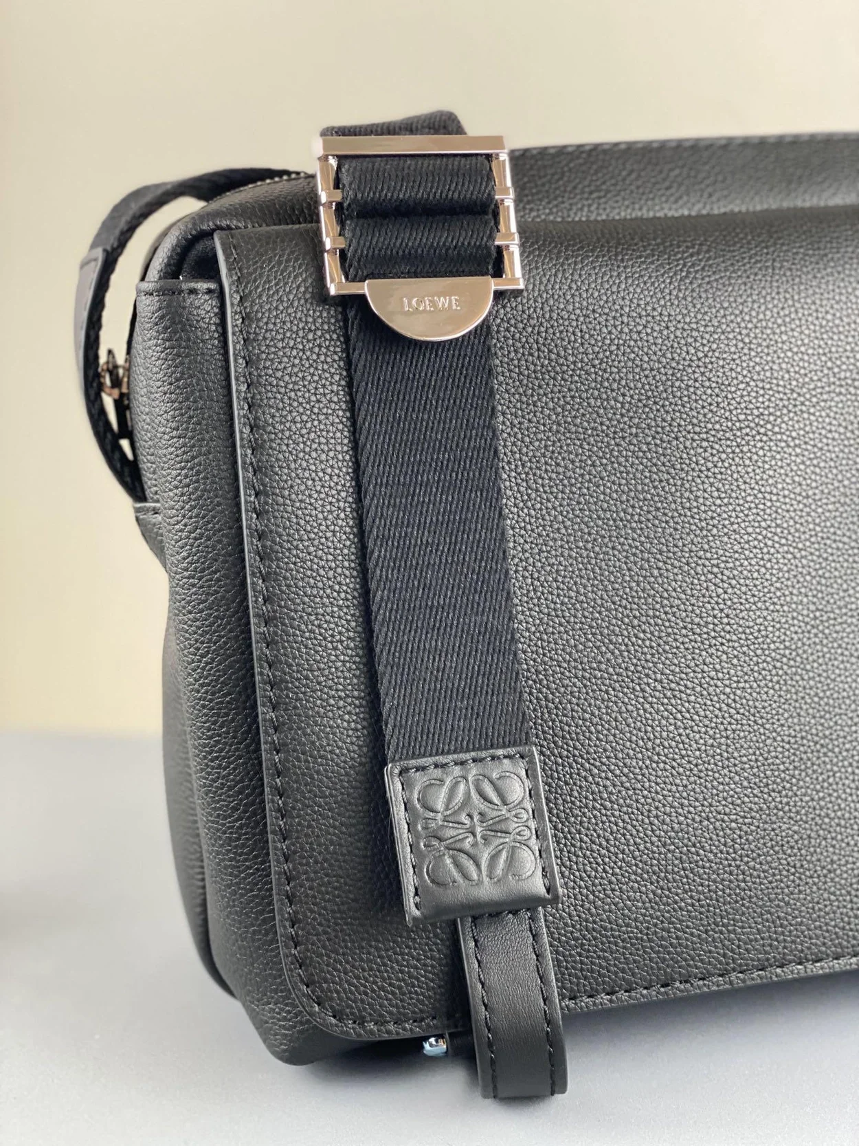 로에베 소프트 S 밀리터리 메신저 백 블랙